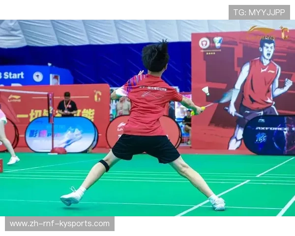 羽毛球开球图片